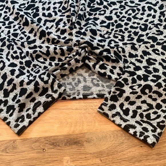 SHE + Sky Cropped Long Sleeve V-Neck Leopard Print Top Black & Gray Women’s L - Picture 12 of 13